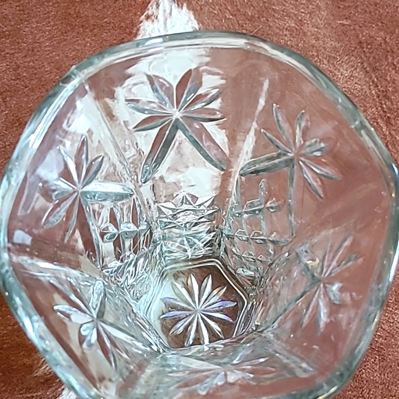 Beautiful Glass Vase - Picture 3 of 10